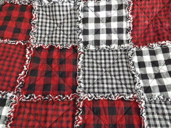 Red and Black Buffalo Plaid Quilt. Homespun Lap Quilt. Rag Quilt. Farmhouse Decor. Plaid Quilt. Cabin Decor. Farmhouse Quilt.