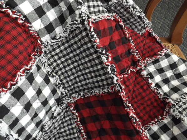 Red and Black Buffalo Plaid Quilt. Homespun Lap Quilt. Rag Quilt. Farmhouse Decor. Plaid Quilt. Cabin Decor. Farmhouse Quilt.